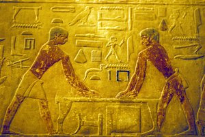 Starożytny Egipt, Rzeźba/malarstwo ścienne, Mastaba/Grobowiec Ti, V dynastia, Sakkara, Robotnicy polerujący drewno (zdjęcie) autorstwa School Egyptian