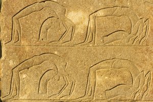 Starożytny Egipt, malowidło ścienne/rzeźba, występ akrobatki, świątynia w Karnaku, Luksor (zdjęcie ilustracyjne) autorstwa School Egyptian