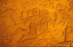 Starożytny Egipt, malowidło ścienne/rzeźba, hetyccy więźniowie bici kijami, świątynia Ramzesa II i Nefertari, Abu Simbe (zdjęcie) autorstwa School Egyptian