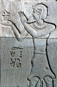 Starożytny Egipt, Malowidło/rzeźba ścienna, Kapłan w skórze lamparta ofiarujący kadzidło, Świątynia Sebeka i Horusa Kom Ombo (zdjęcie) autorstwa School Egyptian