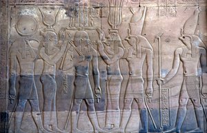 Starożytny Egipt, malowidło ścienne/rzeźba, Ptolemeusz XIII przedstawiający Horusa, świątynia Sebka i Horusa, Kom Ombo (zdjęcie) autorstwa School Egyptian
