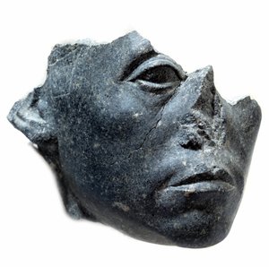 Sztuka starożytnego Egiptu: Głowa króla Sesostrisa III. Fragment posągu. Rzeźba z czarnego granitu, ok. 1900 pne (XII dynastia, ok. 1963-1786). Paryż, Musee du Louvre autorstwa School Egyptian