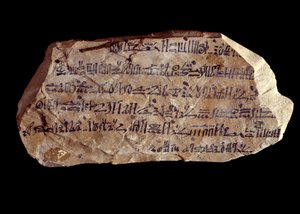 Sztuka starożytnego Egiptu: ostrakon (lub ostracon) (liczba mnoga: ostraca lub ostraka) hieratyczny (odłamki ceramiki, na których zapisane są rzeczy święte). Nowe imperium Egiptu. Paryż, Musee du Louvre