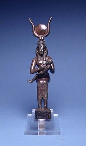E.122-1954 Iris Nursing Horus (widok z przodu) Egipski, 715-525 pne (stop miedzi) (patrz także 89138) autorstwa School Egyptian