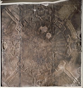 Starożytność egipska: „Zodiak”” Płaskorzeźba ze stropu wschodniej kaplicy Ozyrysa na świątyni Hathor w Denderah. Okres ptolemejski (332-30 pne) Paryż, Luwr autorstwa School Egyptian