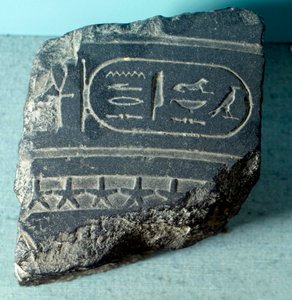 Starożytność egipska: fragment egipskiej klepsydry (zegar wodny, przyrząd do pomiaru czasu) z nabojem. Okres ptolemejski. Paryż, Luwr autorstwa School Egyptian