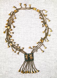 Starożytność egipska: złoty naszyjnik faraona Pinedjem. XXI dynastia (ok. 1069-945). Paryż, Luwr autorstwa School Egyptian