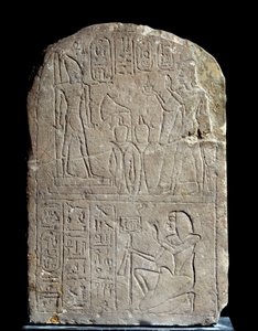 Starożytność egipska: stela z wapienia w imię szyldowych drzwi króla Anyi. W wieszaku faraon Ramzes II ofiarowuje kadzidło swojemu kolosalnemu boskiemu posągowi. Regne Ramzesa II (1279-1213 pne). Z serapeum Sakkary. Słońce 0,44x0,3 m Paryż, musee du Louvre autorstwa School Egyptian