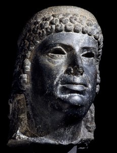 Głowa Kleopatry III, rzeźba bazaltowa. Cywilizacja egipska, Okres Ptolemeuszy, II wiek p.n.e. autorstwa School Egyptian