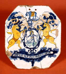 Płytka aptekarska z herbem i motto Worshipful Society of Apothecaries of London (ceramiczna) autorstwa School English