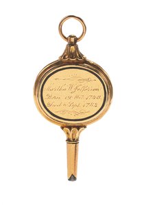 Grawerowany klucz do zegarka Memento mori, z lokiem Marthy Wayles Jefferson, francuski lub angielski, koniec XVIII - początek XIX wieku (złoty) (patrz także 711002)