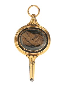 Grawerowany klucz do zegarka Memento mori, z lokiem Marthy Wayles Jefferson, francuski lub angielski, koniec XVIII - początek XIX wieku (złoty) (patrz także 711001)