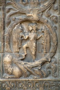 Sztuka gotycka: Piedroit prawego portalu fasady zachodniej Bazyliki św. Denisa przedstawiający pracę pól: styczeń. Saint-Denis, Francja autorstwa School French