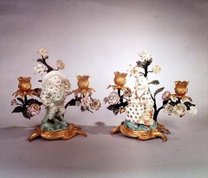 Para Mennecy ormolu konnych postaci krasnoluda i czerwia (porcelana) autorstwa School French