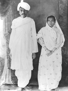Kasturba (1869-1944) i Mahatma Gandhi (1869-1948) (zdjęcie czarno-białe) autorstwa School Indian
