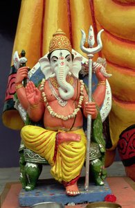Posąg Ganesha, boga słonia, na tronie autorstwa School Indian