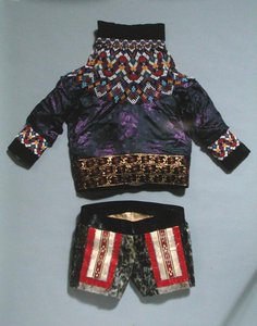 Kurtka i szorty damskie, z Grenlandii (tekstylne) autorstwa School Inuit