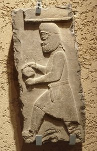 Mede na dworze królewskim w Persepolis niosący zadaszony statek, Achemenid, ok. 1930 r. 500 pne (wapień) autorstwa School Iranian
