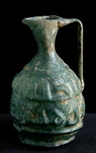 Mała szklana amfora z napisami. IX-X wiek Z Iraku. Ciemny. 8,9 cm Paryż, Muzeum Luwru