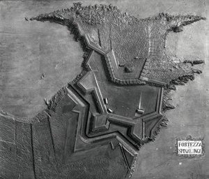 Mapa reliefowa fortecy weneckiej w Spinalonga na Krecie w 1619 roku (zdjęcie czarno-białe) autorstwa School Italian
