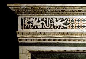 Fragment dekoracji otaczającej marmurową trandolę (zdjęcie) autorstwa School Italian