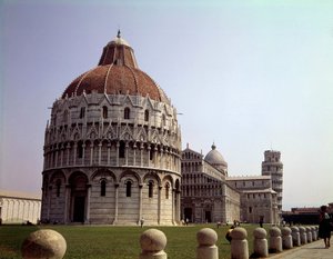 Architektura średniowieczna: widok na Baptistere (zbudowany w latach 1153-1353), Kopułę (katedra lub Duomo) i Wieżę (rozpoczętą w 1064) w Pizie na Campo dei Miracoli (Piazza des Miracles), Włochy. autorstwa School Italian