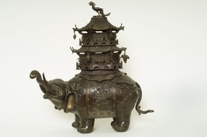 Figura słonia ubranego w tkaninę howdah, kunsztowny pas i pagodę (brąz) autorstwa Japanese School