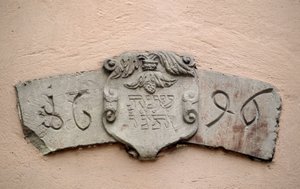 Aleja Żydów w Obernai (67). Miejsca kultu: inskrypcja z datą hebrajską i odpowiednią datą ery chrześcijańskiej: 1696. Synagoga została zbudowana podobno dwa lata po autoryzacji Intendant La Grange, która pozwoliła J.