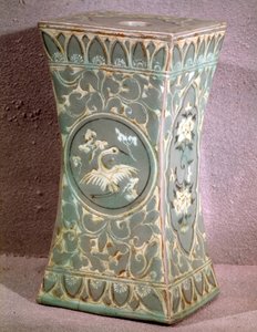 Art coreen: poduszka ceramiczna. Okres Koryo, koniec XII wieku. Muzeum Sztuk Pięknych, Pałac Duksoo, Korea autorstwa School Korean