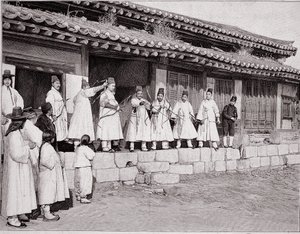 Łucznicy w starym pałacu w Seulu, Korea, koniec XIX wieku autorstwa School Korean