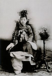 Koreańska kobieta w tradycyjnej sukni ślubnej