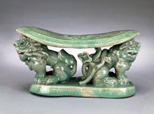 Poduszka, koniec XII w. (seledyn z inkrustowaną dekoracją slipu) autorstwa School Korean