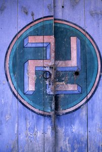 Symbol buddyzmu na jednej z bram świątyni „Tongdosa” w regionie Pusan w Korei.