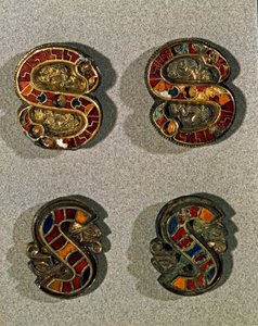 Archeologia średniowiecza (średniowiecze). Sztuka barbarzyńska Lombardii: Fibula pasa (klamra) w kształcie litery S. Obiekt ze złotej i polichromowanej emalii. Sztuka Lombardzka, VI-VII wiek. Włochy, Cividale del Friuli, Muzeum Archeologiczne autorstwa School Lombard