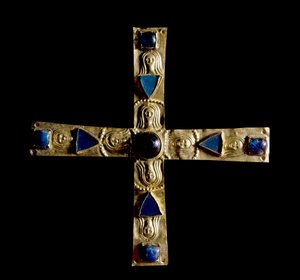 Archeologia średniowiecza (średniowiecze). Sztuka barbarzyńska z Lombardii: Krzyż Gisulfo, w wybrzuszonym złocie z kamieniami półszlachetnymi, petre enchassee. Wykonane przez mistrza lombardzkiego z VII wieku. Wysokość: 11 cm. Włochy, Cividale del Friuli,  autorstwa School Lombard