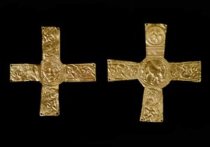 Archeologia średniowiecza (średniowiecze). Sztuka barbarzyńska Lombardii: krzyże pektoralne w złotych liściach. Sztuka Lombardzka VII wieku. Włochy, Cividale del Friuli, Muzeum Archeologiczne autorstwa School Lombard