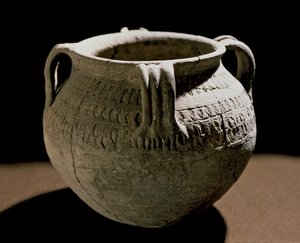 Archeologia średniowiecza (średniowiecze). Barbarzyńska Sztuka Galii: Wazon z ciętej ceramiki. Francja, okres Merowingów, VIII wiek. Strasburg, Musee d