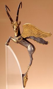 Uchwyt aparatu: srebrny koziorożec skrzydłowy, inkrustowany, złoty. Trasa z okresu perskiego (VI-IV wiek p.n.e.), pochodzi z Iranu. Paryż, musee du Louvre - Ceremonialny uchwyt: koziorożec skrzydlaty srebrny, inkrustowany, złoty. Okres perski Achemenidów (