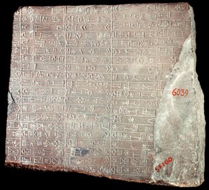 Mezopotamia: stela wapienna z inskrypcjami w języku akadyjskim, upamiętniającymi dzieła dokonane na cześć boga Inszuszinaka i dary mu dane; Iran, Susa, 2100 pne
