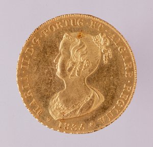 Złota korona królowej Portugalii Marii II (1819-1853) 1835. Śr. 3,1 cm Neapol, muzeum archeologiczne autorstwa School Portuguese