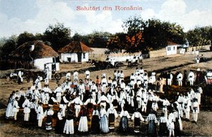 Pocztówka przedstawiająca Rumunów tańczących na wsi, ok. 1910 (kolor lito)