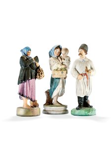 Trzy porcelanowe figury przedstawiające dwie kobiety trzymające dzieci oraz Kozaka z fajką, koniec XIX w. (porcelana) autorstwa School Russian