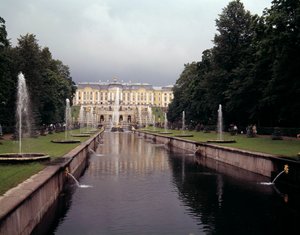 Widok na duży wodospad zamku Peterhof, zrealizowany za Piotra Wielkiego pod Sankt Petersburgiem w Rosji autorstwa School Russian