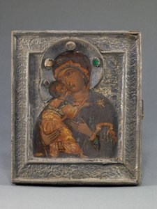 Ikona Matki Bożej Włodzimierskiej z wnęką, ikona z połowy XVII w., obramowanie z końca XVII w., aureola z XVIII w. (srebro, stop metali, kamienie szklane i tempera na drewnie) autorstwa School Russian