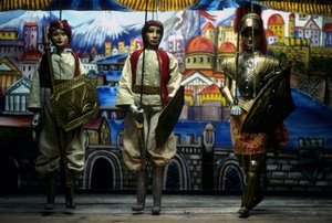 Szczenię, Palermo, Sycylia, Włochy. Te sycylijskie marionetki należą do starożytnej tradycji mającej na celu opowiedzenie Sycylijczykom historii inwazji Normanów.