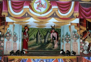 Teatr Puppi w Palermo. Te lalki, należące do sycylijskiej tradycji sięgającej czasów starożytnych, mają na celu opowiedzenie historii najazdów i podbojów normańskich. W górnej części fotografii znajduje się sycylijski symbol Trinacria (Trinacria). Palermo,