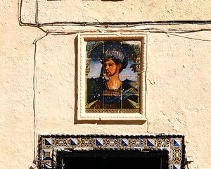 Płytki ceramiczne z portretem mężczyzny przed Domem Króla Maurów (zdjęcie) autorstwa School Spanish