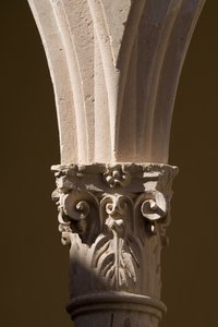 Fragment kolumny w krużganku klasztoru Santo Domingo (kamień) autorstwa School Spanish