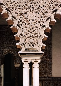 Fragment jednego z wielopłatowych łuków z Patio de las Doncellas (tynk)