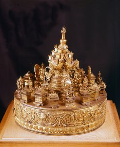Mandala Tibetain: rzadki kawałek ze złotego brązu scultpé. Mandala to widok na boski kosmos, w centrum którego znajduje się Góra Merou, góra zwieńczona pałacem najwyższego boga Indry i otoczona czterema kontynentami - Musée Guimet, Paryż